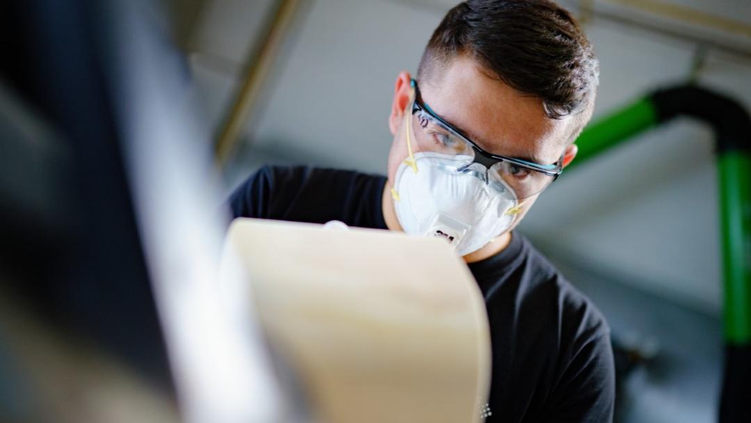 Hannes Schwenk, apprentice at Siemens Healthineers, was sanding and painting the components of MINITOM Kids.