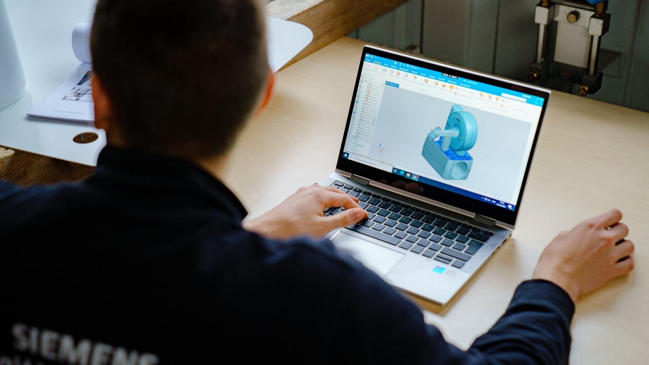 Tim Scharnagl, apprentice at Siemens Healthineers, is working with a CAD (Computer-Aided Design) system to model the sheet metal and to create the necessary data for the production of the MINITOM Kids.