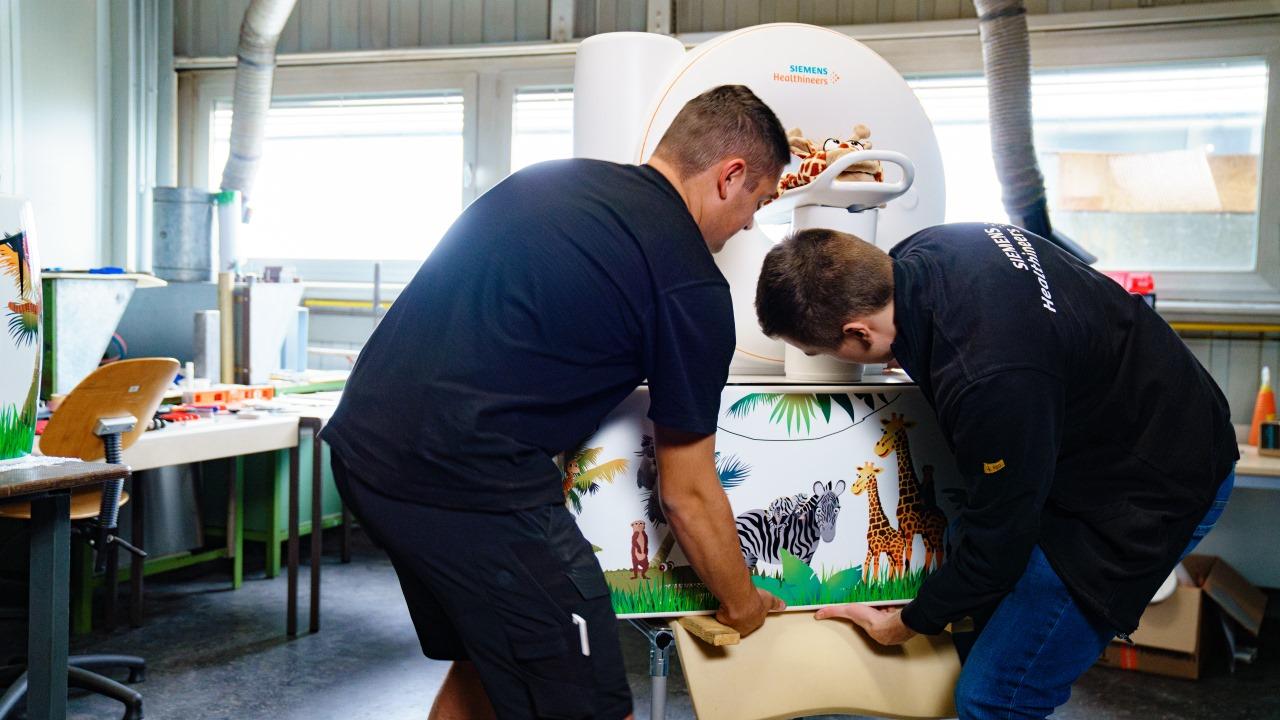 Hannes Schwenk and Tim Scharnagl lifting the MINITOM Kids.