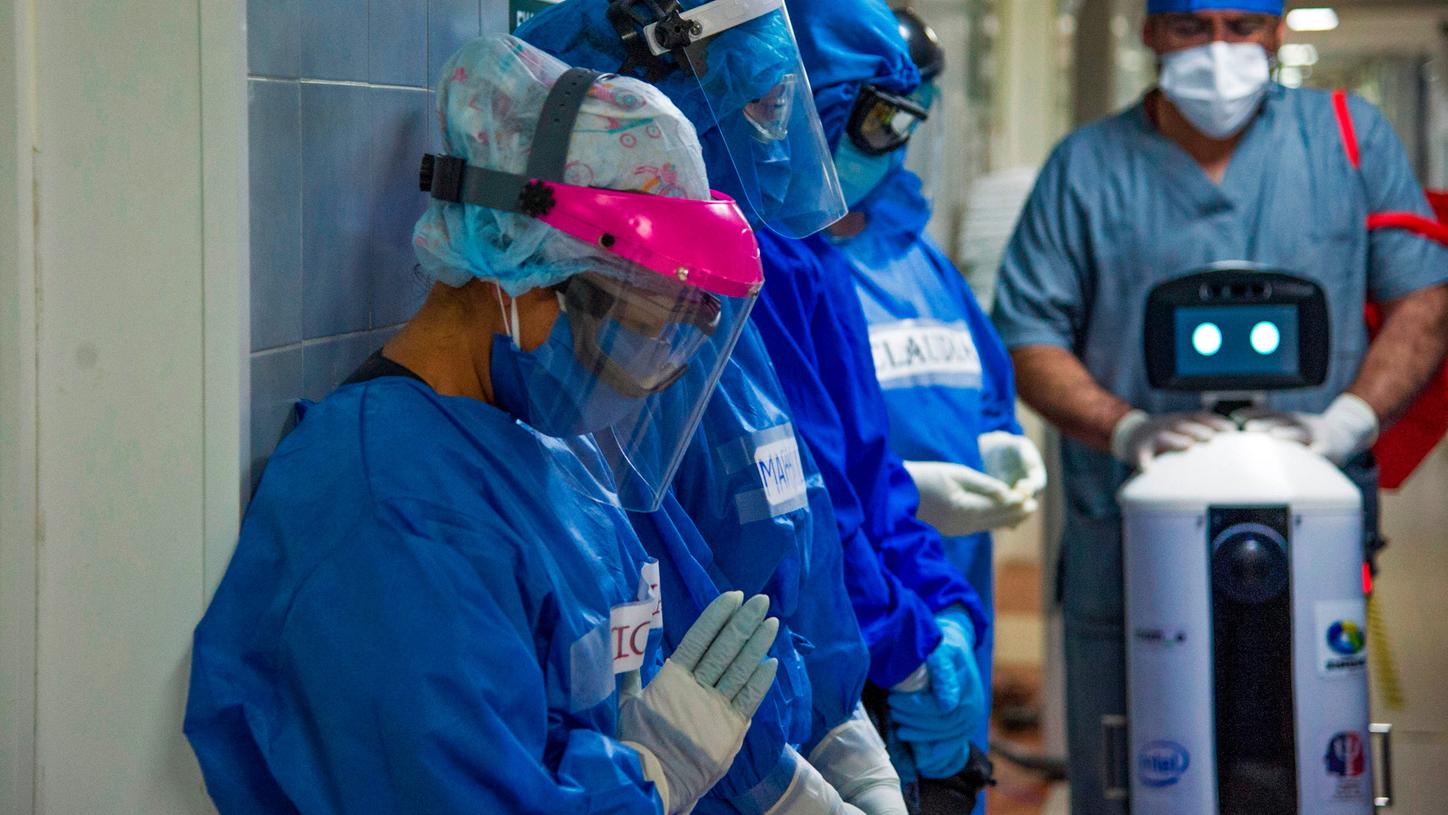 Service Robot helps the employees on the COVID-19 ward in an Italian clinic.