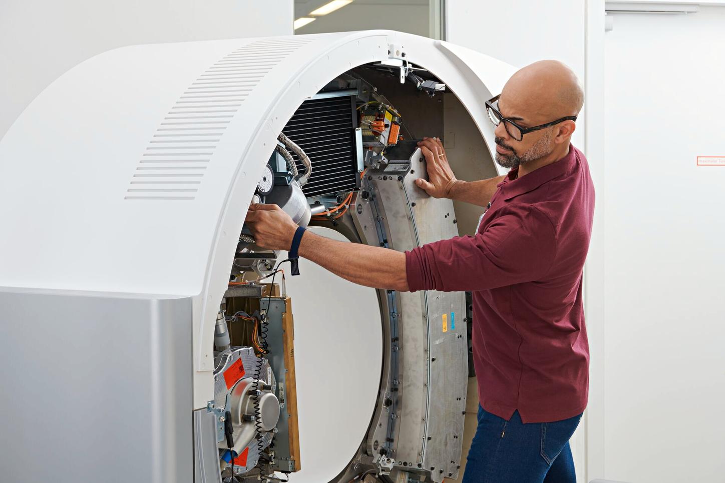 Male employee is installing a Siemens Healthineers product.