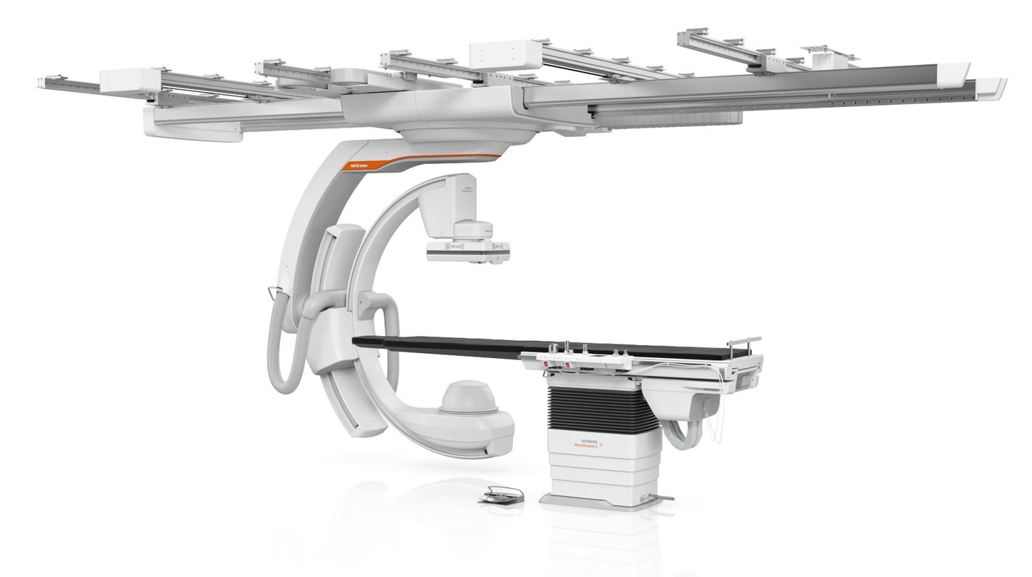 With the lateral ceiling rails being installed symmetrically above the patient table, ARTIS icono ceiling with Xpand will create 65 cm space on both the left and the right side of the table.