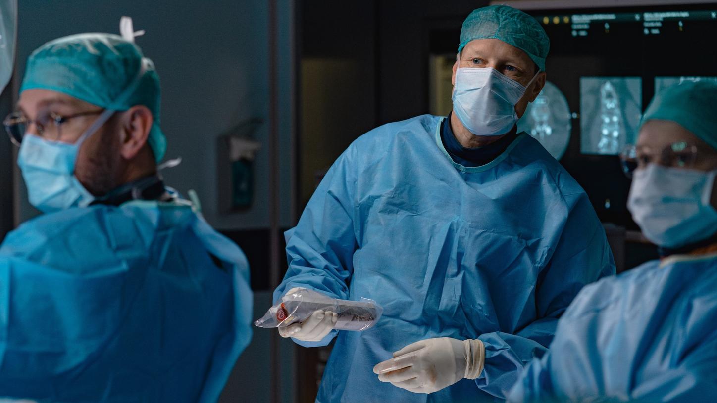 Benefit from the full motorization of the self-driving mobile 3D C-arm CIARTIC Move.