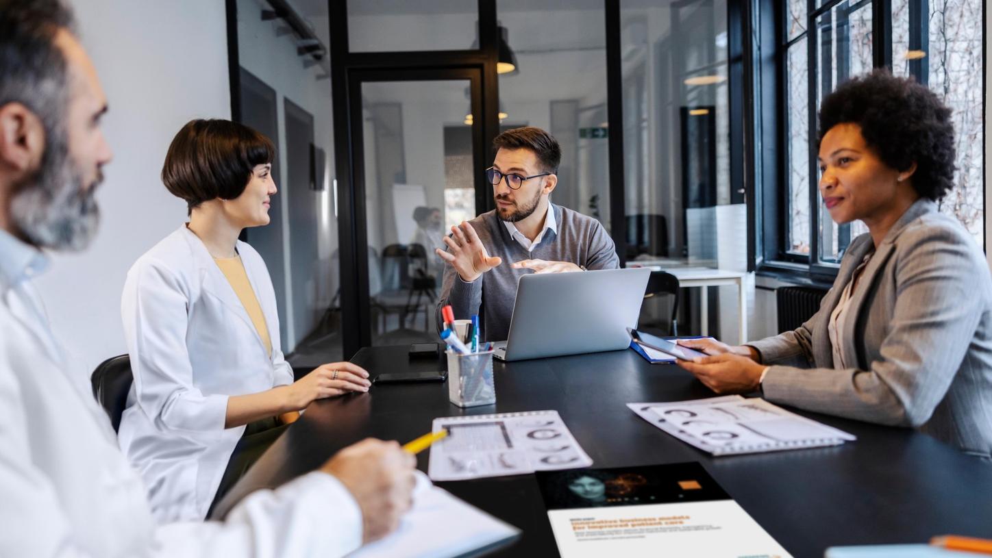 Siemens Healthineers Consulting experts giving tips to doctors