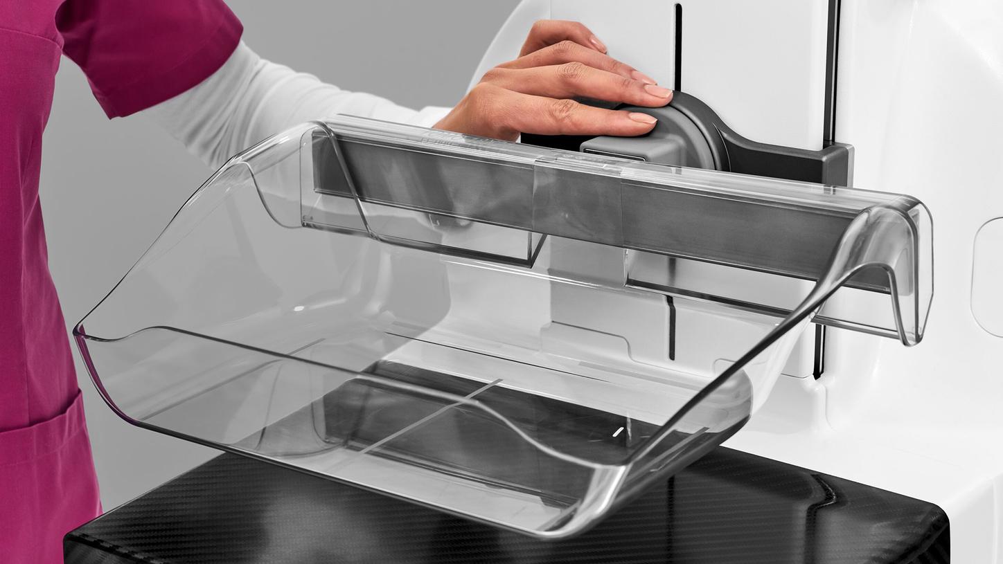 The MAMMOMAT B.brilliant comes with breast-optimized paddles.